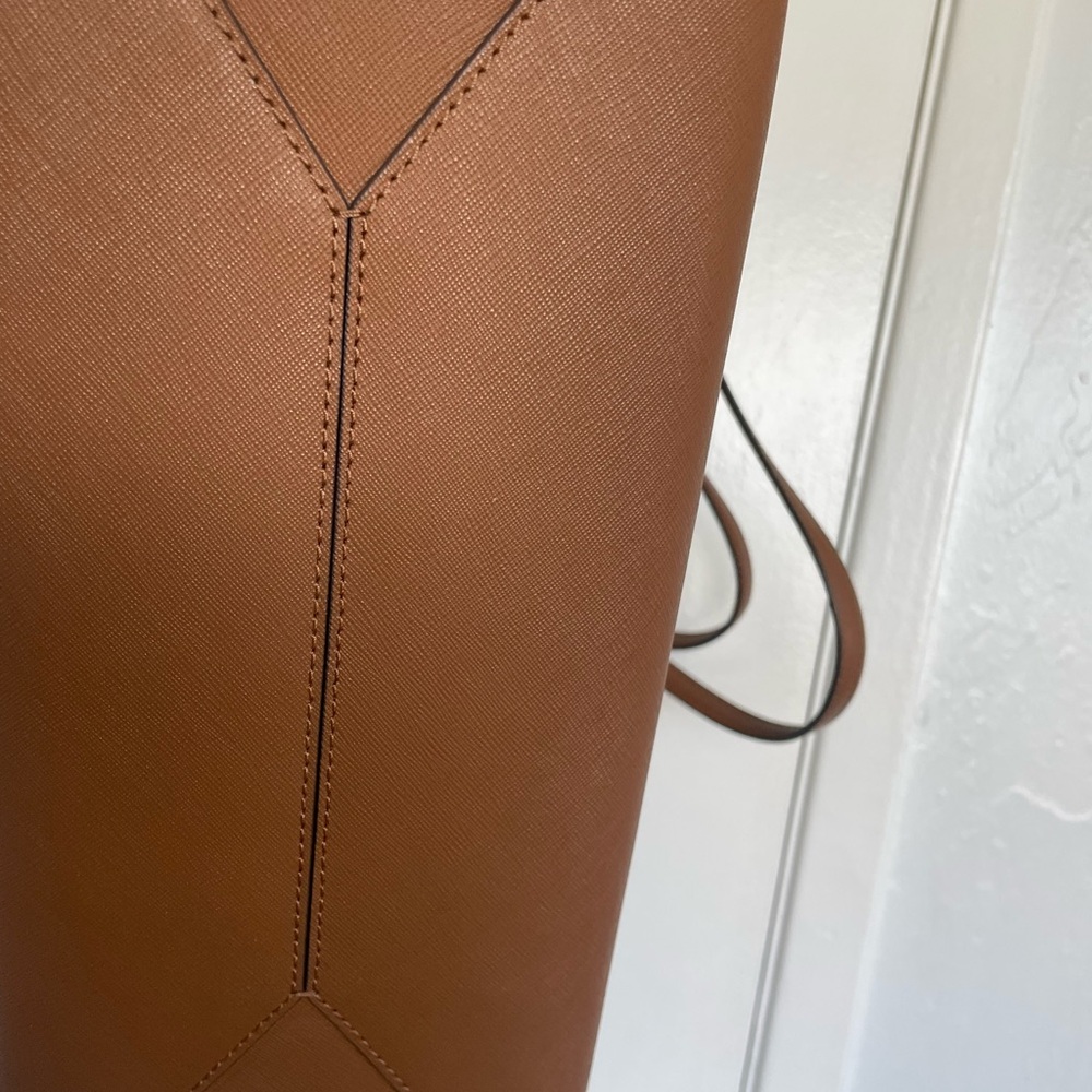 Tory Burch Tan Robinson Leather Tote with Gold Logo - Picture 7 of 8